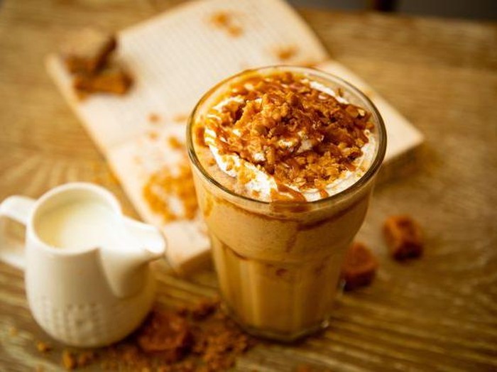 Konsumsi kopi yang terlalu manis dan banyak krimer dapat berkontribusi terhadap penyakit asam urat.
