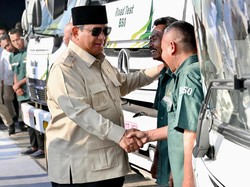 Momen Prabowo Dialog dengan Sopir Truk Saat Tinjau B50 di KM 57 Cikampek