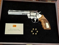 Turki Hadiahi Peserta KTT NATO Revolver Langka
