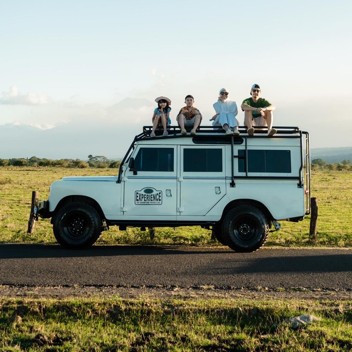 <p>Nycta Gina bersama suami dan kedua anaknya juga mengunjungi Taman Nasional Baluran atau dikenal juga dengan julukan 'Africa van Java'. Keluarga kecil ini sempat mengabadikan momen kebersamaan saat menaiki mobil di tengah pemandangan rerumputan yang luas. "Investasi memori," ungkap Nycta Gina. (Foto: Instagram @missnyctagina/ @kinosnoski)</p>