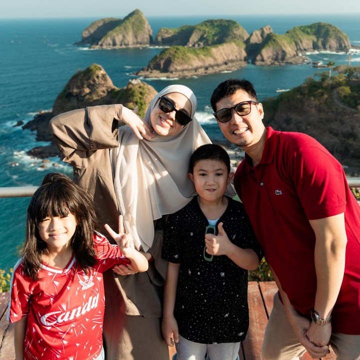 <p>Selama di Banyuwangi, keluarga Nycta Gina menjelejahi mengeksplorasi berbagai lokasi outdoor dengan pemandangan yang indah. Salah satunya adalah Green Island, yang dijuluki sebagai Raja Ampat-nya Banyuwangi. "<em>Day one, one day, someday, everyday, together,</em>" tulisnya di Instagram. (Foto: Instagram @missnyctagina/ @kinosnoski)</p>