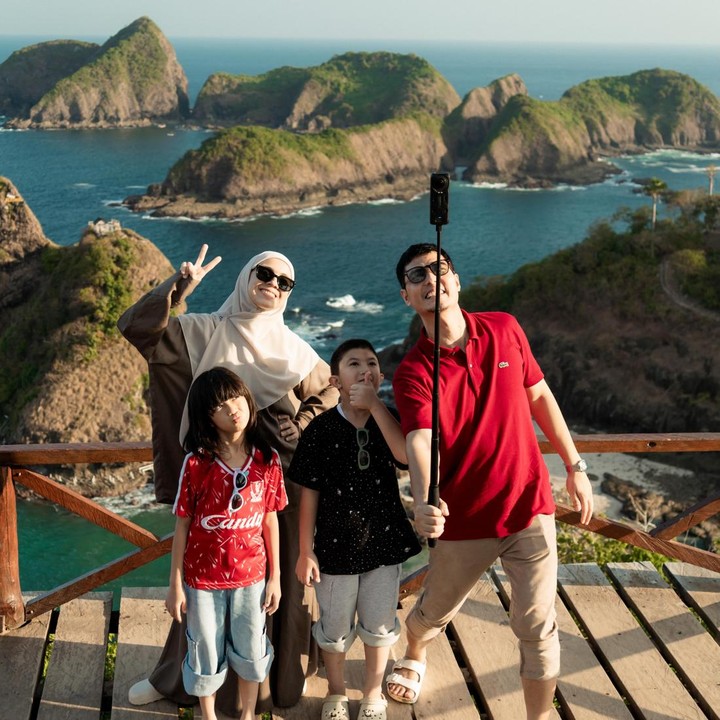 <p>Artis Nycta Gina dan suaminya Rizky Kinos memilih destinasi wisata yang menarik untuk mengabiskan libur sekolah kedua anaknya, Uta dan Uti. Pasangan ini mengajak dua anak mereka liburan ke Banyuwangi. (Foto: Instagram @missnyctagina/ @kinosnoski)</p>