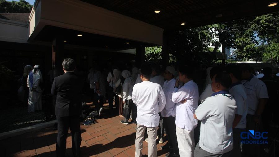 Pelayat berdatangan ke rumah duka almarhum Rachmat Gobel di Jalan Supomo Nomor 55A, Tebet, Jakarta Selatan, Jumat (10/7/2026) pagi, untuk memberikan penghormatan terakhir dan menyampaikan belasungkawa kepada keluarga.