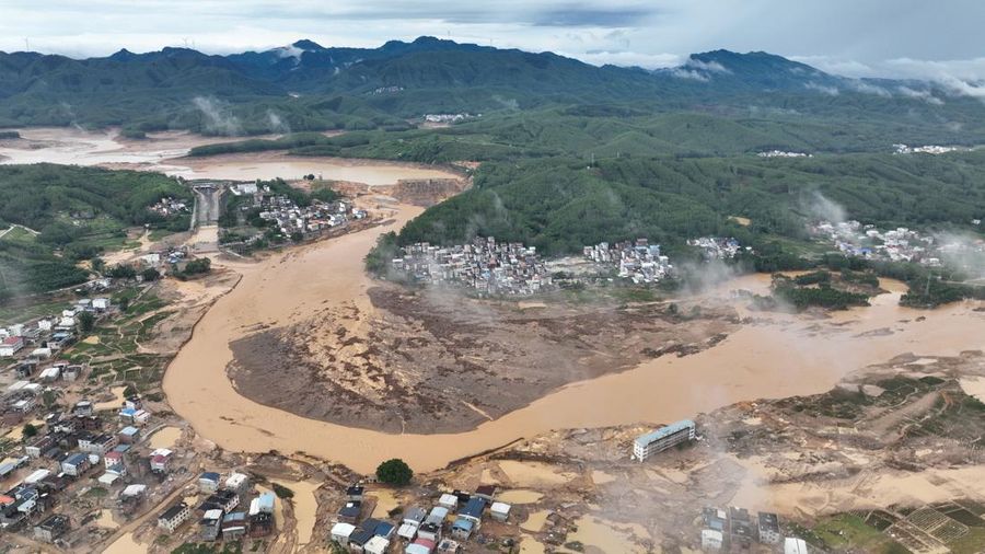 Pemandangan dari drone menunjukkan kerusakan di hilir setelah jebolnya waduk waduk Liulan, menyusul hujan lebat nan dibawa oleh topan Maysak, di Hengzhou, Daerah Otonomi Guangxi Zhuang, Tiongkok, 7 Juli 2026.