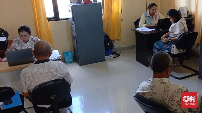 Polisi periksa keluarga Dokter Icha terkait dugaan kasus bunuh diri usai diduga diintimidasi tiga anggota DPRD TTU. Proses pemeriksaan di Polda NTT.