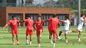 Sejumlah pesepak bola Timnas Indonesia mengikuti sesi latihan di Training Center Bali United, Pantai Purnama, Gianyar, Bali, Jumat (10/7/2026). Timnas Indonesia menjalani pemusatan latihan di Bali sebagai persiapan menjelang Piala AFF 2026. ANTARA FO