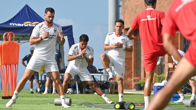 Pesepak bola Timnas Indonesia Jordi Amat (kiri), M. Ferrari (tengah) dan Egy Maulana Vikri (kanan) mengikuti sesi latihan di Training Center Bali United, Pantai Purnama, Gianyar, Bali, Jumat (10/7/2026). Timnas Indonesia menjalani pemusatan latihan d