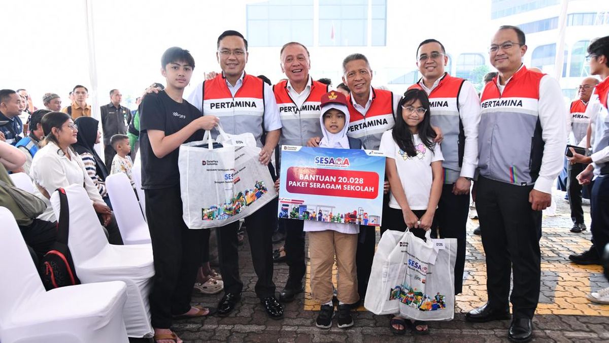 Pertamina Salurkan Ribuan Seragam Sekolah Lewat Program SESAMA