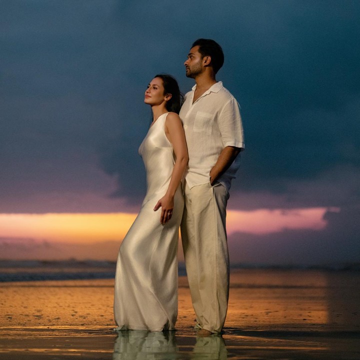 <p>Dalam foto tersebut, Pevita dan Mirzan tampak mengabadikan foto dengan latar pemandangan pantai saat matahari terbenam. Keduanya pun tampil serasi mengenakan busana sentuhan warna putih.&nbsp;(Foto: Instagram @pevpearce)</p>