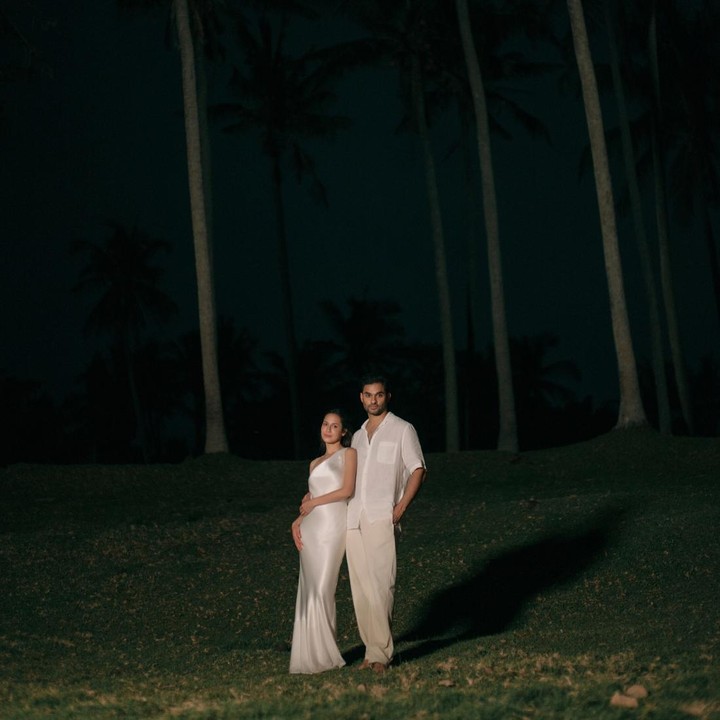 <p>Baru-baru ini, sang aktris kembali mencuri perhatian publik dengan menampilkan foto-foto mesra bersama suaminya. Hal ini diketahui langsung melalui <em>postingan</em> terbaru di akun Instagram pribadinya.&nbsp;(Foto: Instagram @pevpearce)</p>