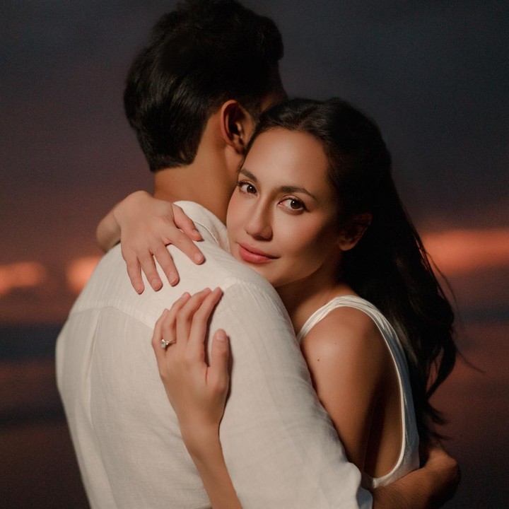 <p>Pasangan yang telah membina rumah tangga selama sekitar 1,5 tahun itu tak ragu menunjukkan kemesraan di depan kamera. Salah satunya terlihat saat Pevita memeluk sang suami dengan penuh kehangatan.&nbsp;(Foto: Instagram @pevpearce)</p>
