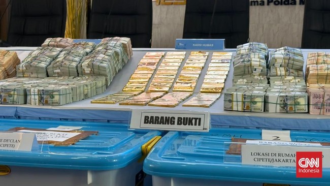 Polri telah menggeledah 13 lokasi dan menyita berbagai barang bukti terkait penyidikan kasus dugaan korupsi hingga tindak pidana pencucian uang.