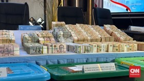 Polisi Pamerkan Barbuk Dolar hingga Emas Batangan Kasus Korupsi