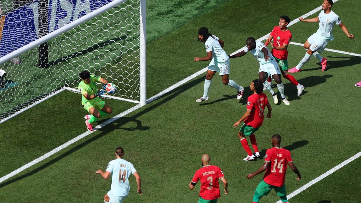 Soccer Football - FIFA World Cup 2026 - Quarter Final - France v Morocco - Boston Stadium, Foxborough, Massachusetts, U.S. - July 9, 2026 Morocco's Yassine Bounou saves a header on goal from France's Dayot Upamecano REUTERS/Mike Segar