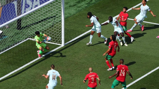 Soccer Football - FIFA World Cup 2026 - Quarter Final - France v Morocco - Boston Stadium, Foxborough, Massachusetts, U.S. - July 9, 2026 Morocco's Yassine Bounou saves a header on goal from France's Dayot Upamecano REUTERS/Mike Segar