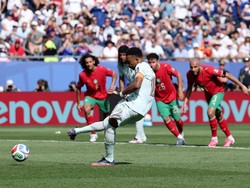 Soccer Football - FIFA World Cup 2026 - Quarter Final - France v Morocco - Boston Stadium, Foxborough, Massachusetts, U.S. - July 9, 2026 France's Kylian Mbappe has his penalty saved by Morocco's Yassine Bounou REUTERS/Paul Childs     TPX IMAGES OF T