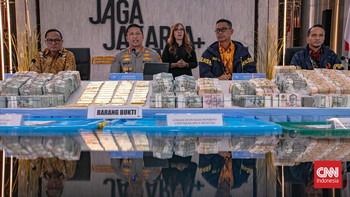 Dir Tindak Kortastipidkor Polri Brigjen Pol Yohanes Deo bersama Kabid Humas Polda Metro Jaya Kombes Pol Budi Hermanto memberikan keterangan terkait terkait perkembangan penyidikan kasus dugaan tindak pidana korupsi, gratifikasi, dan tindak pidana pen