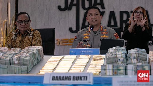 Dir Tindak Kortastipidkor Polri Brigjen Pol Yohanes Deo bersama Kabid Humas Polda Metro Jaya Kombes Pol Budi Hermanto memberikan keterangan terkait terkait perkembangan penyidikan kasus dugaan tindak pidana korupsi, gratifikasi, dan tindak pidana pen