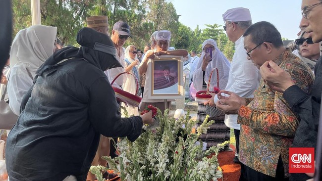 Anggota DPR RI sekaligus mantan Menteri Perdagangan, Rachmat Gobel, dimakamkan di Taman Makam Pahlawan (TMP) Nasional Utama Kalibata, Jakarta Selatan, Jumat (10/7)