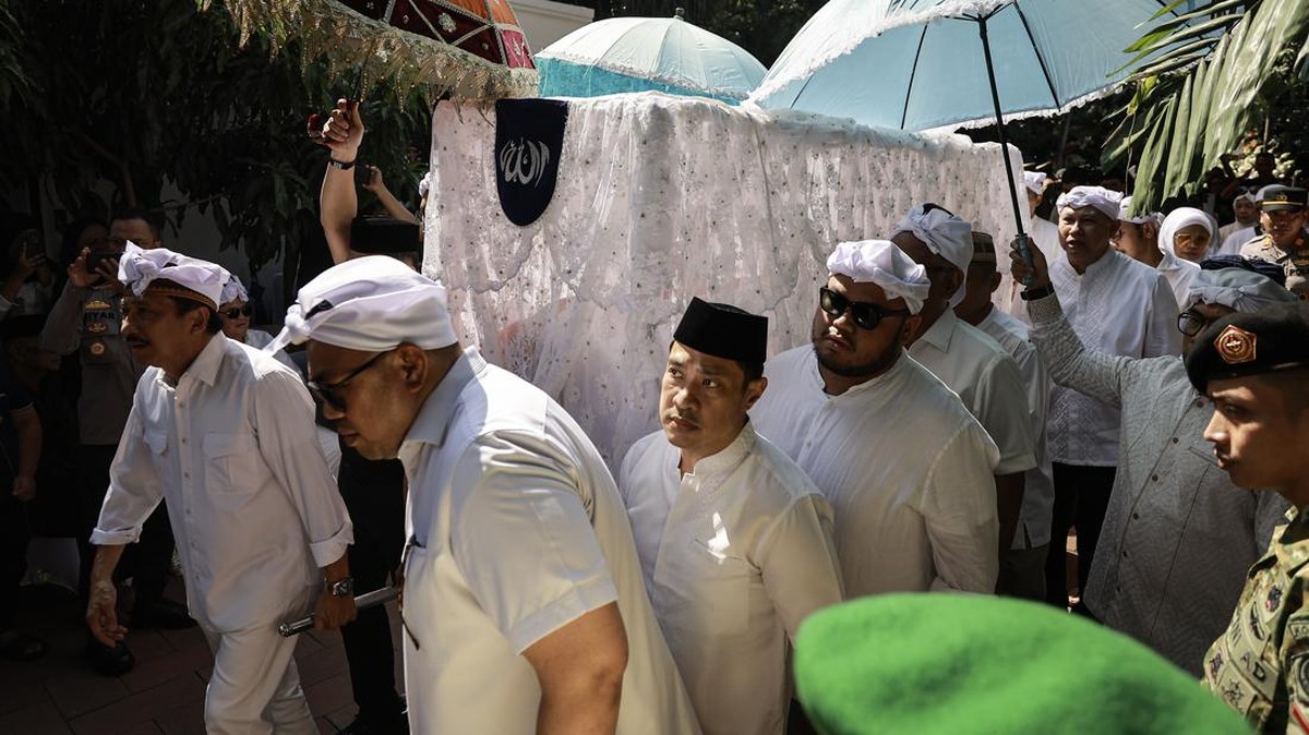 Rachmat Gobel wafat di RS Brawijaya pada usia 63 tahun untuk kemudian dimakamkan di TMP Kalibata.