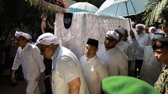 Rachmat Gobel wafat di RS Brawijaya pada usia 63 tahun untuk kemudian dimakamkan di TMP Kalibata.