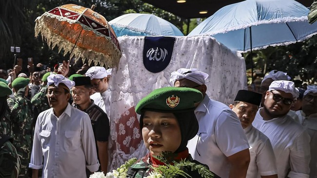 Prajurit TNI bersama keluarga mengusung keranda jenazah anggota DPR Rachmat Gobel di Jakarta, Jumat (10/7/2026).