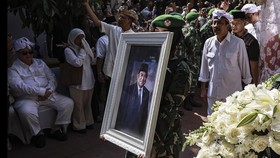 Prajurit TNI bersama keluarga mengusung keranda jenazah anggota DPR Rachmat Gobel di Jakarta, Jumat (10/7/2026).