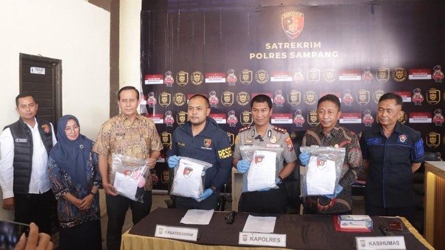 Polres Sampang, Madura, Jawa Timur, mengungkap kasus dugaan perkosaan dan pencabulan terhadap seorang remaja perempuan berusia 15 tahun yang diduga dilakukan oleh 27 orang. Dari jumlah tersebut, polisi baru berhasil meringkus 12 tersangka, sementara 