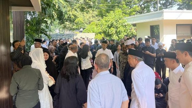 Suasana terkini rumah duka Rachmat Gobel (Adhfar/detikcom)