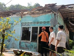 Rumah di Ciampea Bogor Rusak Diterjang Angin Kencang, Penghuni Mengungsi