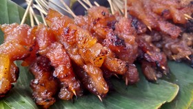 Sate kere can be made from tetelan (leftover meat attached to meat), offal, kikil (knuckle), or gajih (fat).