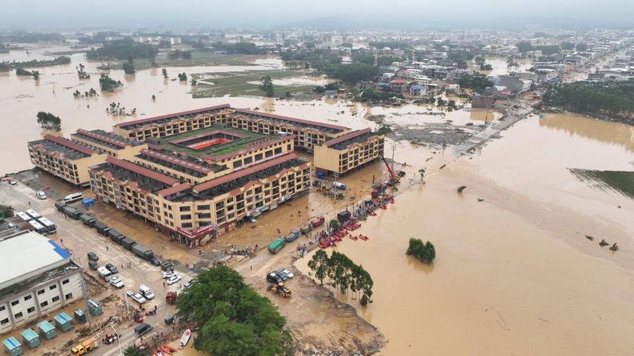 Sebuah tayangan drone menunjukkan para pekerja penyelamat melakukan operasi support di kota Maling nan terdampak banjir, setelah jebolnya waduk waduk Liulan akibat hujan lebat nan dibawa oleh topan Maysak, di Hengzhou, Daerah Otonomi Guangxi Zh