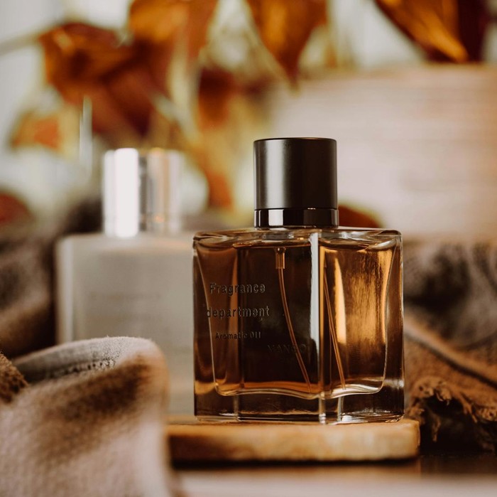 Cara menyimpan parfum juga memengaruhi ketahanan aromanya. Sebaiknya hindari paparan panas dan sinar matahari langsung.