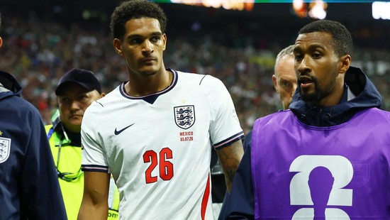 Soccer Football - FIFA World Cup 2026 - Round of 16 - Mexico v England - Estadio Azteca, Mexico City, Mexico - July 5, 2026 England's Jarell Quansah looks dejected as he comes off the pitch after he is given a red card by the referee after a VAR revi