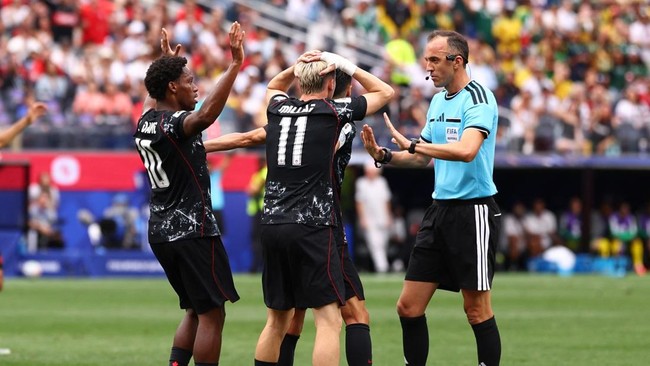 Soccer Football - FIFA World Cup 2026 - Round of 32 - South Africa v Canada - Los Angeles Stadium, Inglewood, California, U.S. - June 28, 2026 Canada's Stephen Eustaquio, Liam Millar and Jonathan David appeal for a penalty to referee Joao Pinheiro IM