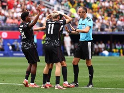 Soccer Football - FIFA World Cup 2026 - Round of 32 - South Africa v Canada - Los Angeles Stadium, Inglewood, California, U.S. - June 28, 2026 Canada's Stephen Eustaquio, Liam Millar and Jonathan David appeal for a penalty to referee Joao Pinheiro IM