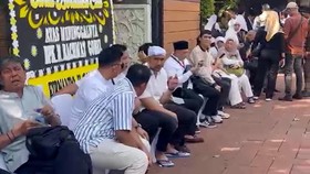 Suasana Rumah Duka Almarhum Rachmat Gobel Jelang Pemakaman