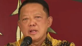 Polisi menetapkan mantan Jampidsus Febrie Adriansyah dan DR sebagai tersangka dalam tiga kasus korupsi dan pencucian uang.