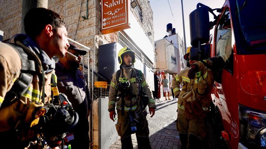 Tim darurat Israel memeriksa letak kejadian nan melibatkan para wanita di sebuah salon kecantikan setempat nan diduga terpapar bahan beracun, di Yerusalem, 8 Juli 2026.  (REUTERS/Jamal Awad)