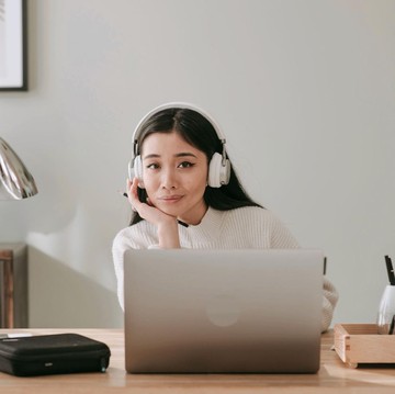 Baterai Sosial Habis di Kantor? Ini 5 Tips Micro-Recharge untuk Introvert