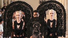 Peragaan busana karya desainer Rahul Mishra di Paris Couture Week 2026/2027.