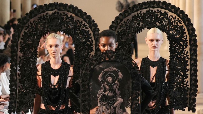 Peragaan busana karya desainer Rahul Mishra di Paris Couture Week 2026/2027.