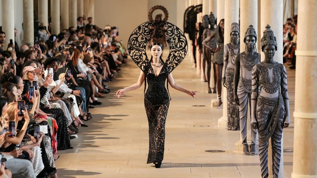 Peragaan busana karya desainer Rahul Mishra di Paris Couture Week 2026/2027.
