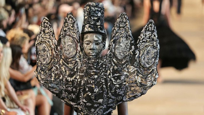 Peragaan busana karya desainer Rahul Mishra di Paris Couture Week 2026/2027.