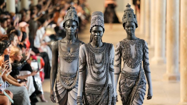 Peragaan busana karya desainer Rahul Mishra di Paris Couture Week 2026/2027.