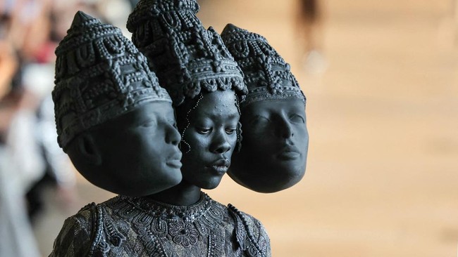 Peragaan busana karya desainer Rahul Mishra di Paris Couture Week 2026/2027.