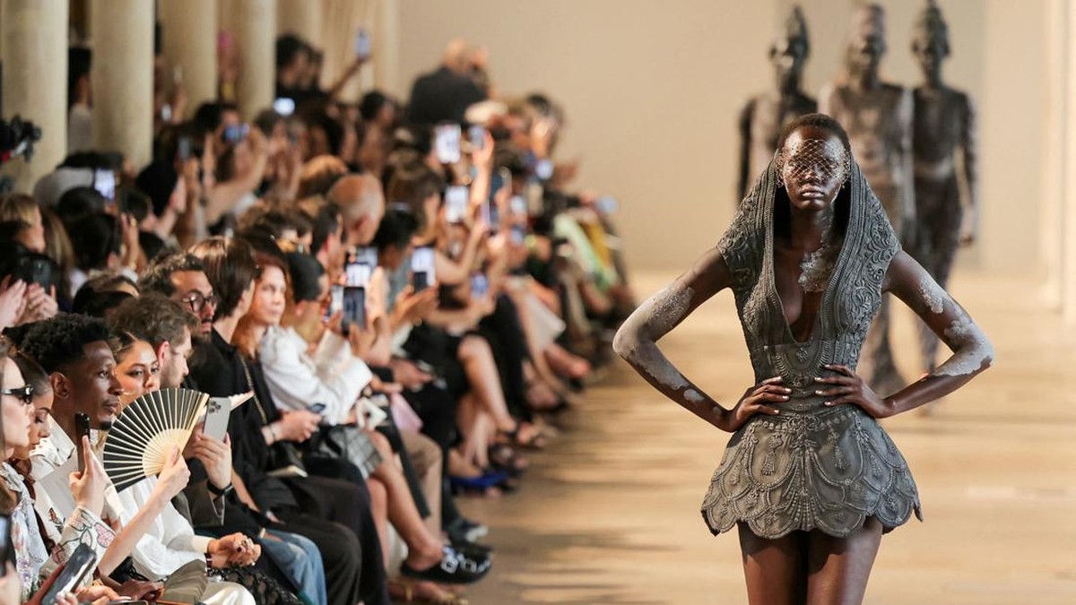 Peragaan busana karya desainer Rahul Mishra di Paris Couture Week 2026/2027.