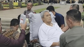 Walkot Bandung Farhan, dilarikan ke rumah sakit setelah kondisi kesehatannya menurun mendadak. Ia kini mendapatkan perawatan intensif dari tim medis.