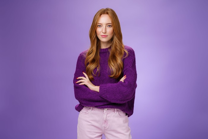 Warna pakaian yang identik dengan orang cerdas berikutnya adalah ungu. Warna satu ini sering dipilih orang cerdas untuk menunjukkan keterbukaan.