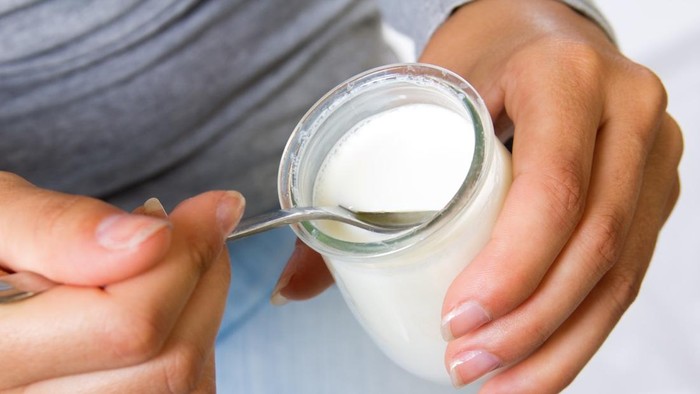 Tidak semua yogurt memberikan efek mengenyangkan. Yogurt rendah lemak dengan tambahan gula justru dapat membuat lebih cepat lapar.